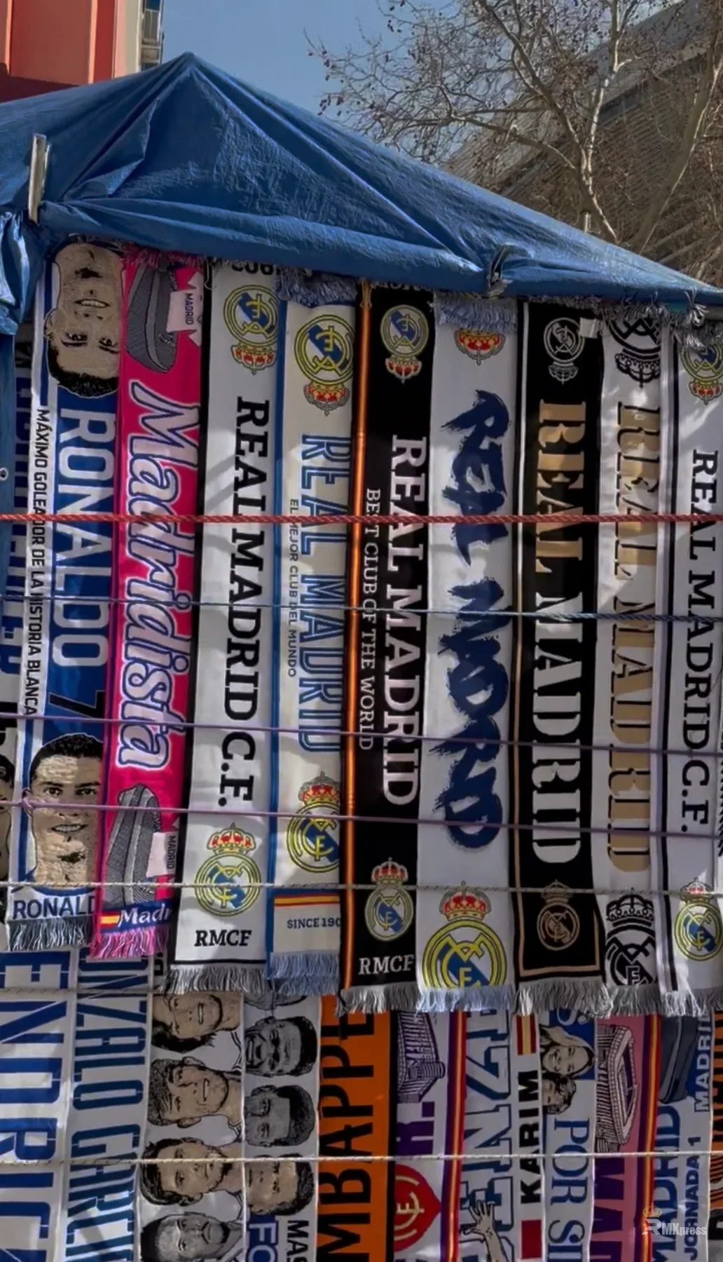 Fanartikelstand vor dem Santiago Bernabéu